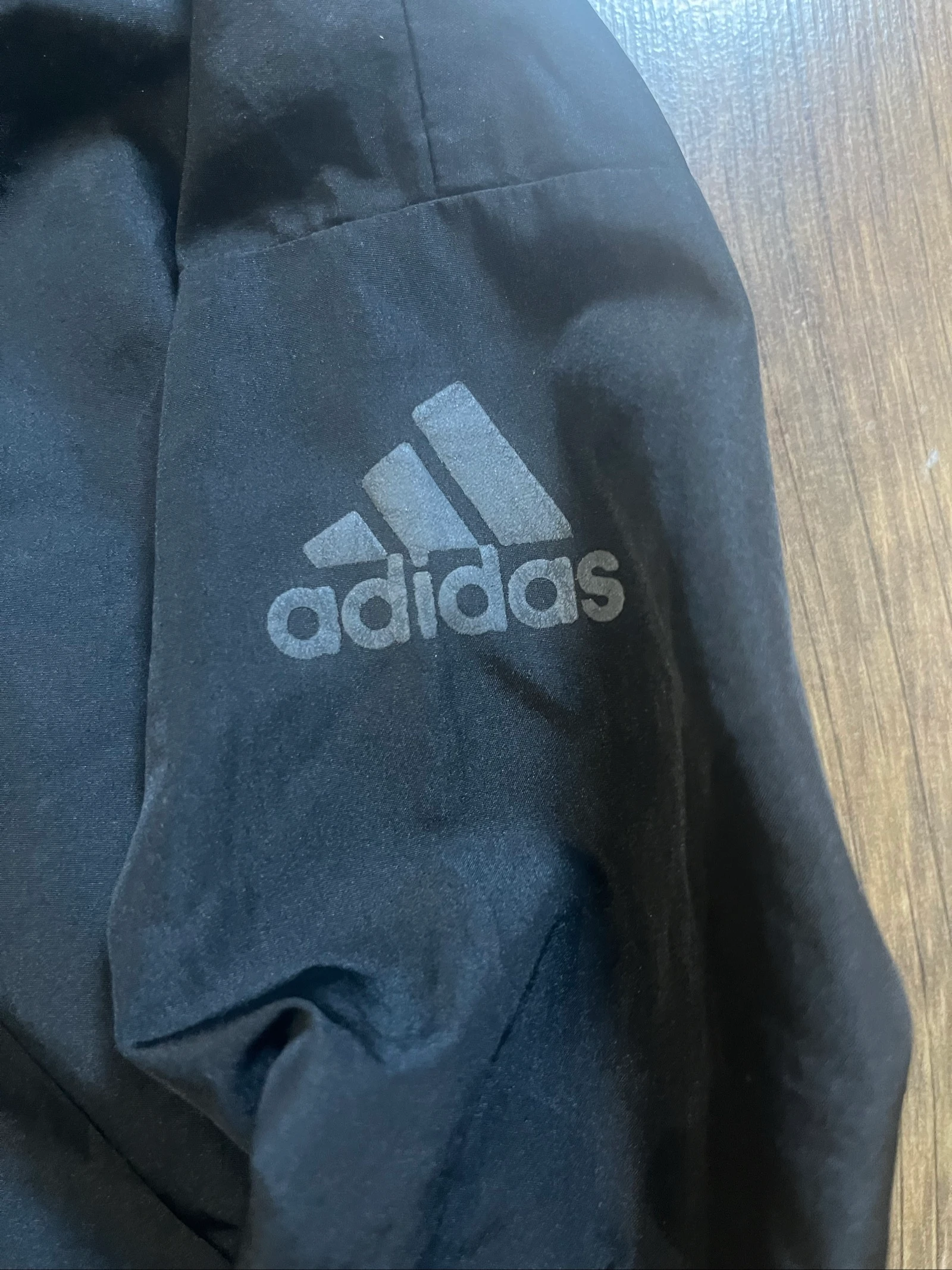 Chaqueta cortavientos negra con capucha y logo reflectante en colaboración con Messi - Adidas - 12 años - muy buen estado – photo 4